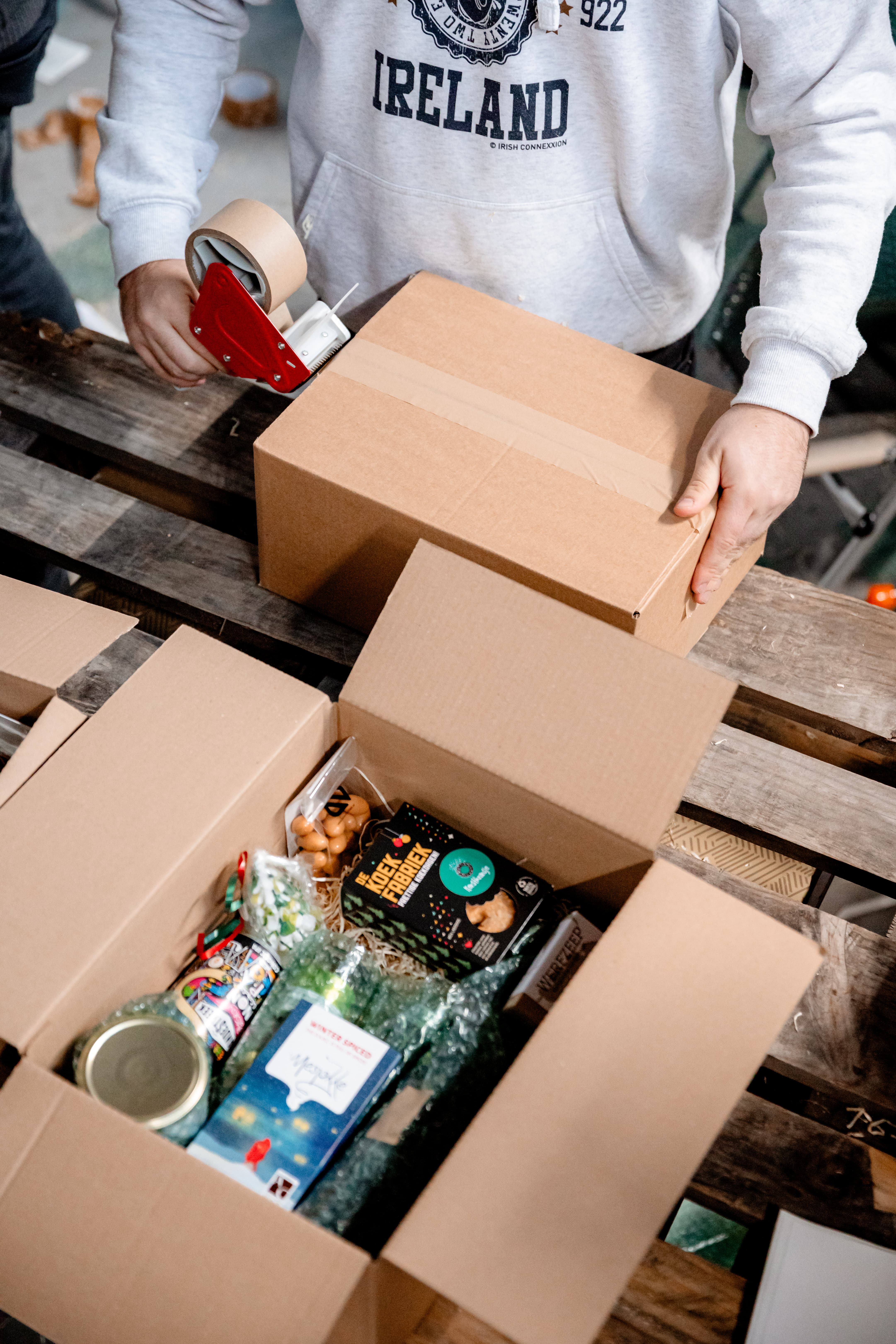Het ondersteunen van de lokale economie met de pakketten van Made In