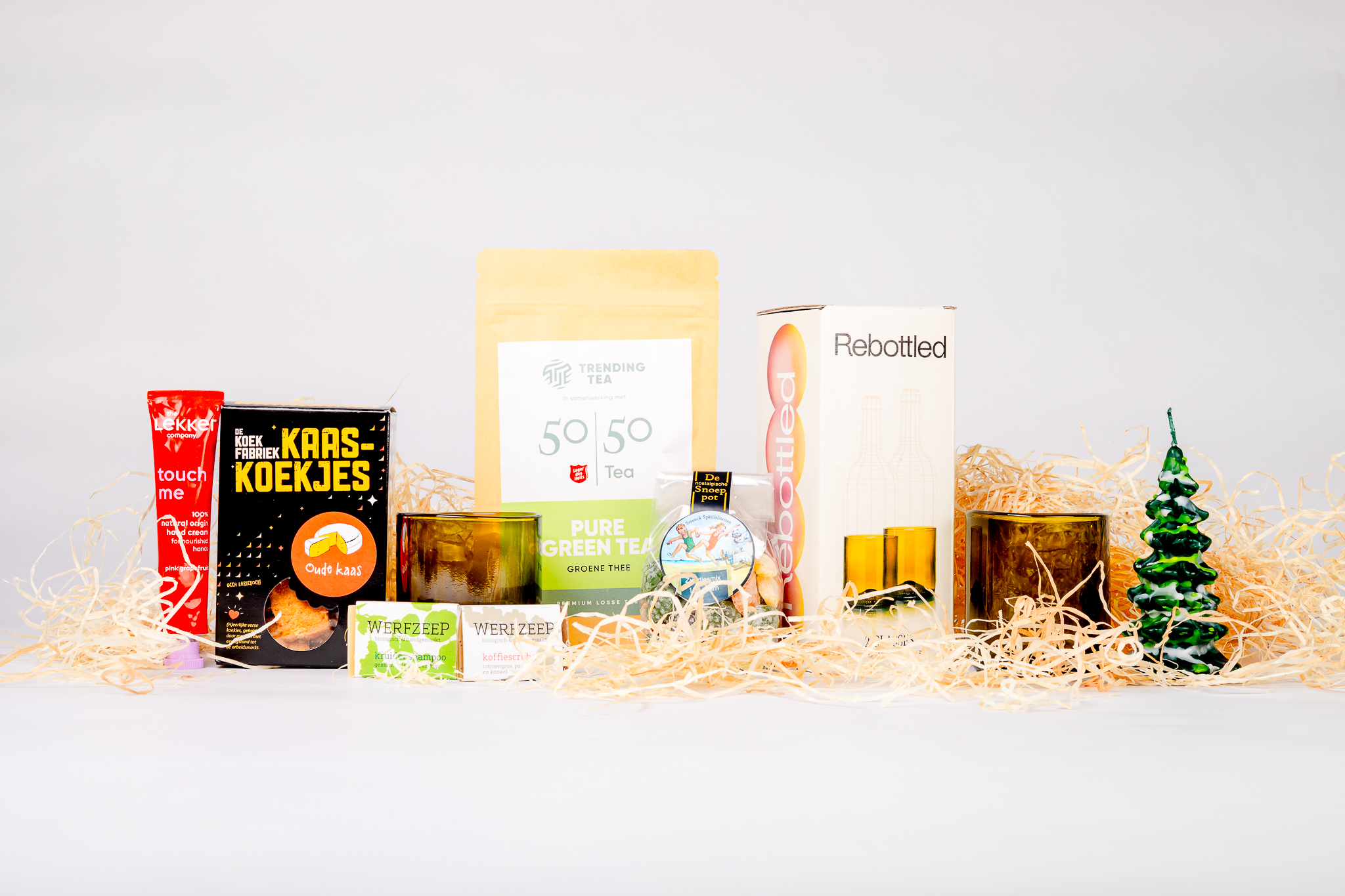 Thuis en aandacht pakket van Made In met Rebottled tumblers, Werfzeep en 50/50 thee